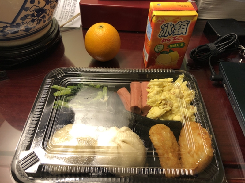 早餐有包、腸仔、炒蛋、菜、橙、薯餅和檸檬茶。 網圖