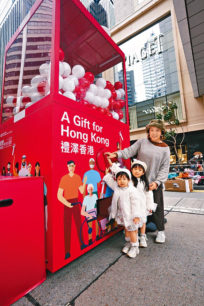 參加者踴躍於「滙盒」拍照留念，現場更設巨型扭蛋機和即影即有自拍館，參加者有機會獲得精美紀念品。  