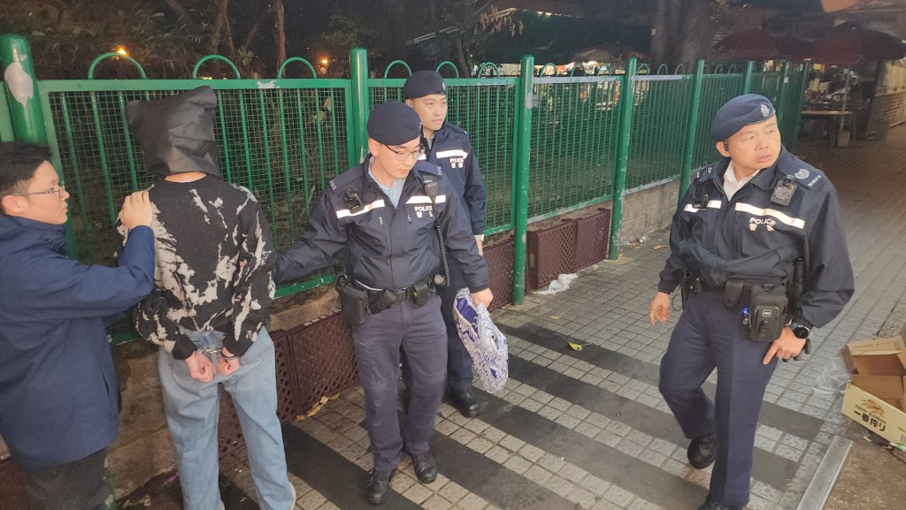 黃大仙下邨17歲少年派貨期間被捕 警檢依托咪酯及毒品。黎志偉攝