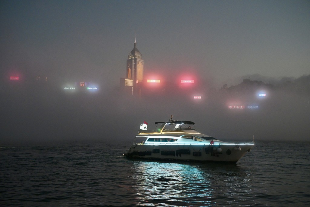 同時受高空擾動影響，該區有驟雨及雷暴。蘇正謙攝