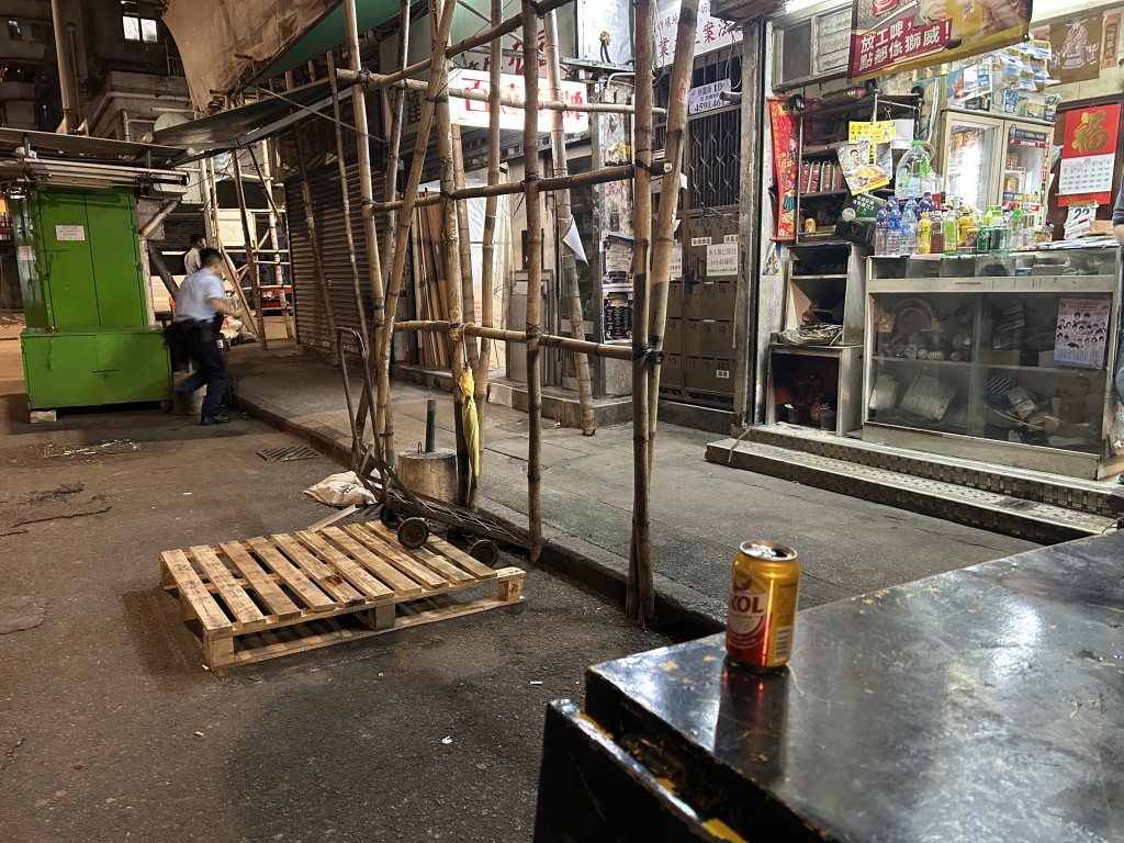 事主較早前在附近與朋友飲酒聊天。曾志恒攝 事主較早前在附近與朋友飲酒聊天。曾志恒攝