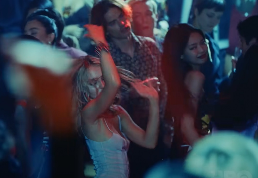 Jennie（右）在預告中與Lily-Rose在夜店狂歡跳舞。
