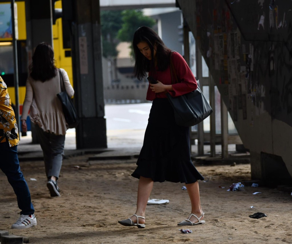 行人路地磚被掘起變成沙地。