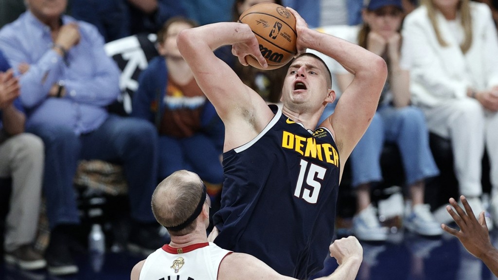 約基治(右)霸氣甚少外露,而是「溫溫柔柔殺死你」,甚至贏了冠軍一刻都毫不激動。Reuters