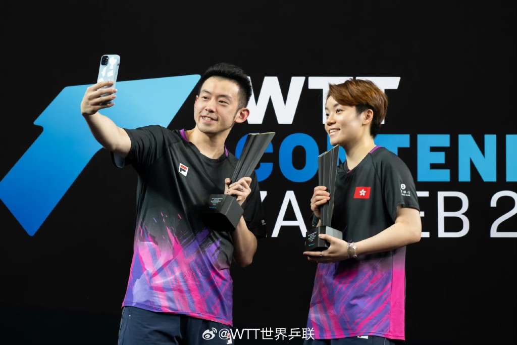 黃鎮廷、杜凱琹持獎杯自拍。WTT微博照片 黃鎮廷、杜凱琹持獎杯自拍。WTT微博照片