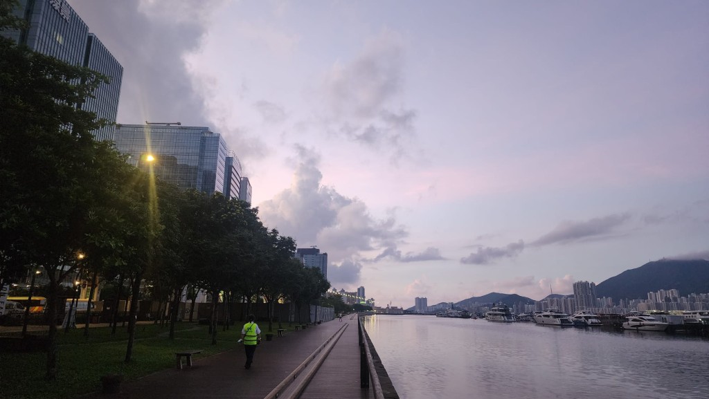 上午五時,熱帶風暴風神集結在馬尼拉之東南偏東約710公里,預料向西移動,時速約22公里,靠近呂宋一帶並逐漸增強。黎志偉攝 上午五時,熱帶風暴風神集結在馬尼拉之東南偏東約710公里,預料向西移動,時速約22公里,靠近呂宋一帶並逐漸增強。黎志偉攝