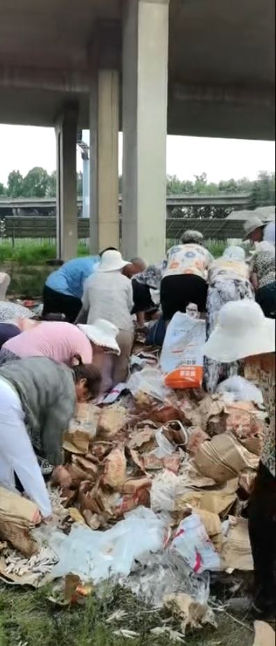 村民無視警察，將10噸凍肉哄搶光。抖音＠臨沂協達冷藏物流