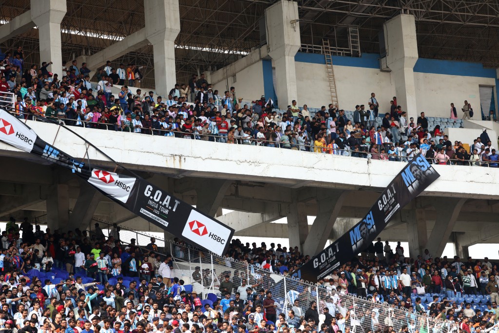 美斯印度行釀騷亂，8萬球迷無法看見怒毀球場喊「回水」。 路透社