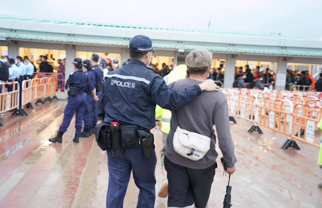 警方在機場三跑地盤東碼頭拘捕3名被通緝本地男子。警方圖片