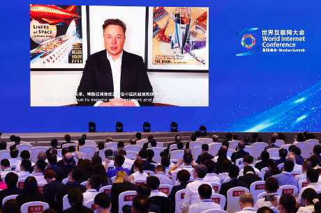 特斯拉執行長馬斯克發表講話。