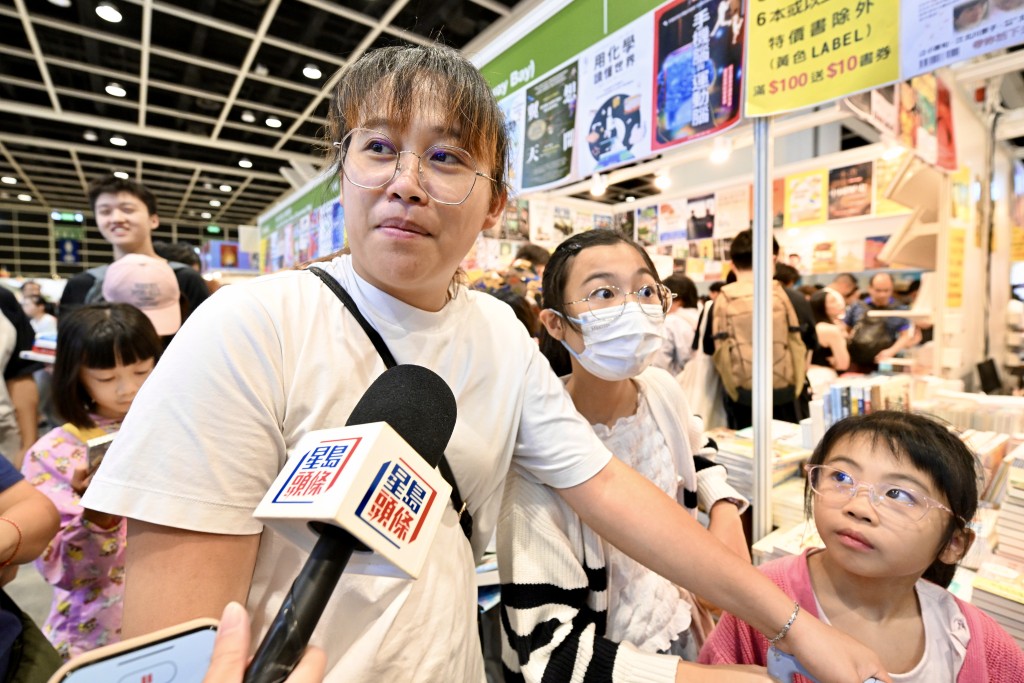 周女士與女兒已挑選多本短篇小說及練習書籍。劉駿軒攝 周女士與女兒已挑選多本短篇小說及練習書籍。劉駿軒攝
