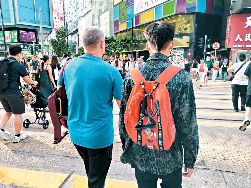 家長阿強（左）和他的兒子X（右）接受本報訪問，坦言目前仍未能為X尋獲中二學位。