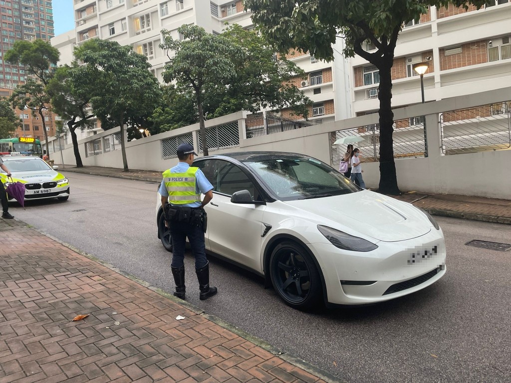 兩名分別35及53歲本地男司機被捕。 兩名分別35及53歲本地男司機被捕。