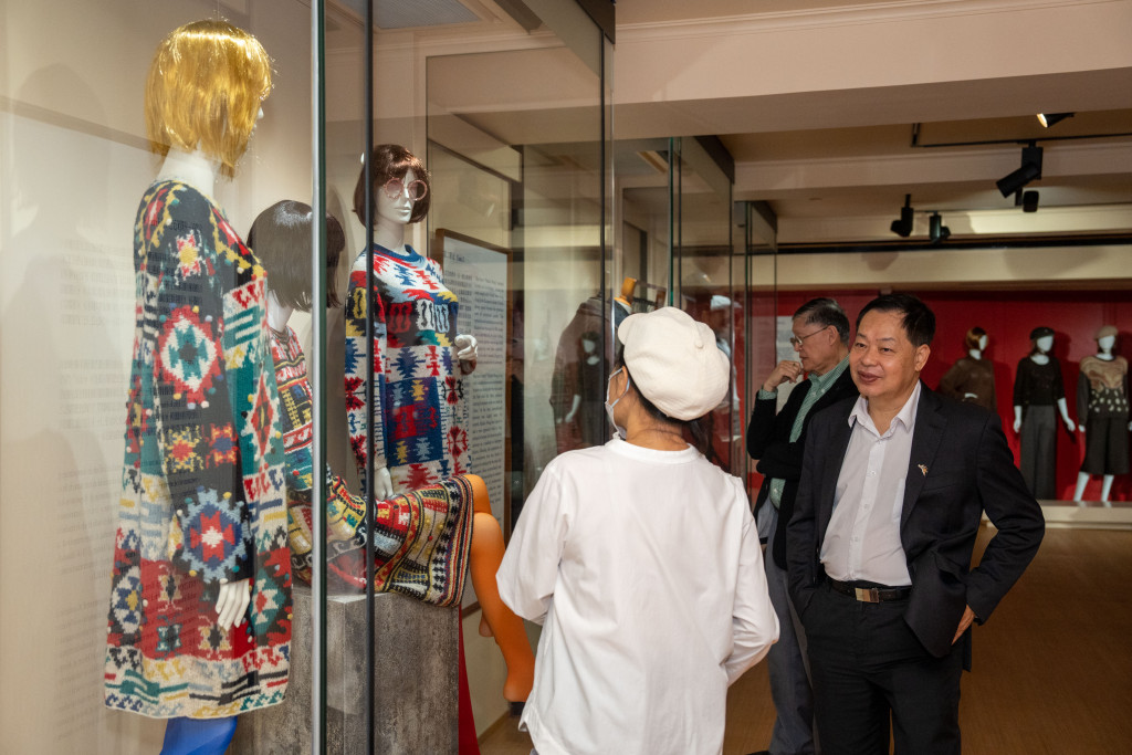 蘇媛 –《香江織造》回顧香港紡織歲月｜觀眾對時裝展品甚有興趣。（圖：一新美術館）