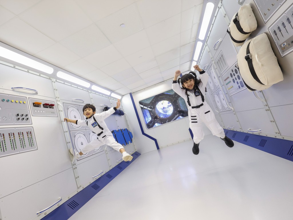 跳进像真度极高的太空舱,模仿在无重力状态下型格打卡。(图片来源:挪亚方舟) 跳进像真度极高的太空舱,模仿在无重力状态下型格打卡。(图片来源:挪亚方舟)