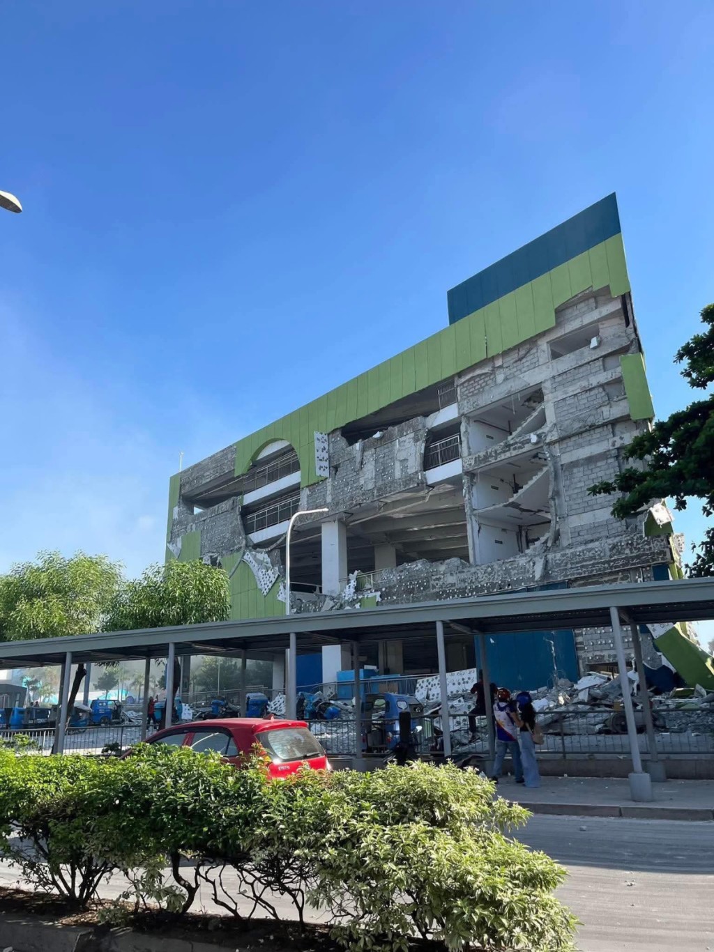 网民贴出地震过后建筑物损毁情况。Threads@singerreina