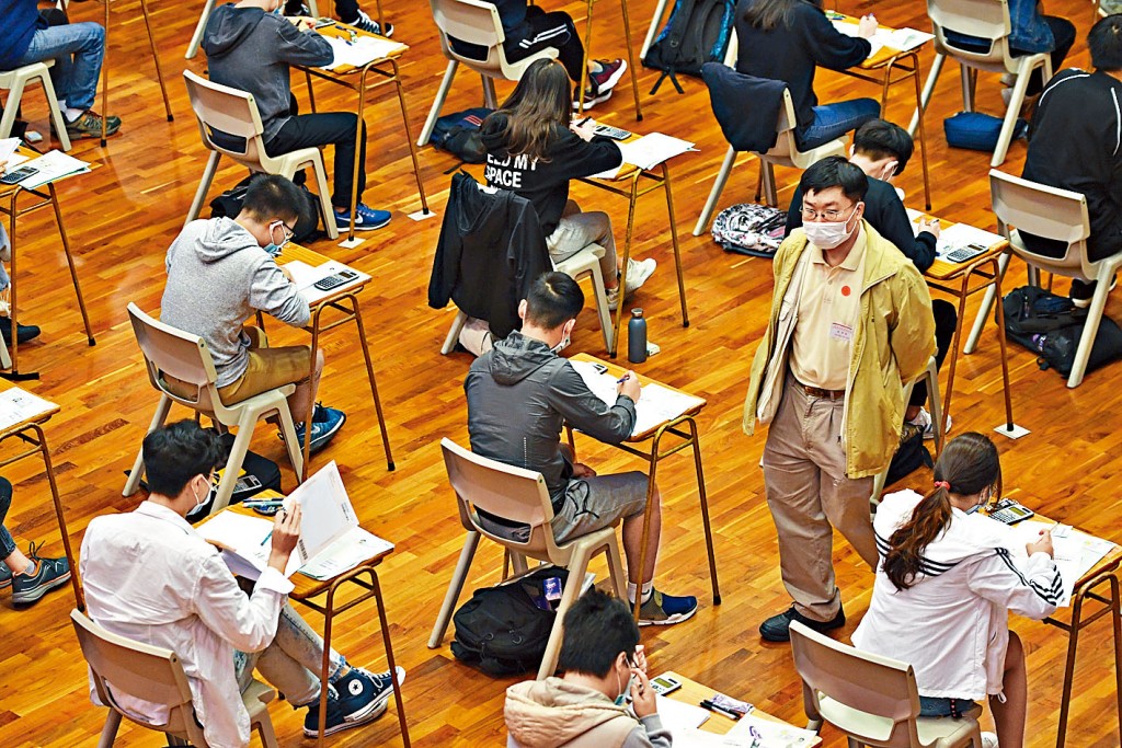 今年考獲升讀大學基本成績「3322」的學生比率和往年一致。