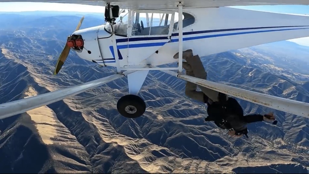 雅各（Trevor Jacob）假裝飛機故障跳降傘逃生。Youtube截圖