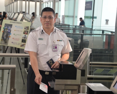 本港跟泰國曼谷兩個機場達成協議,明日起兩地居民旅遊時,均可免費使用自助出入境檢查服務(e-道)過關。