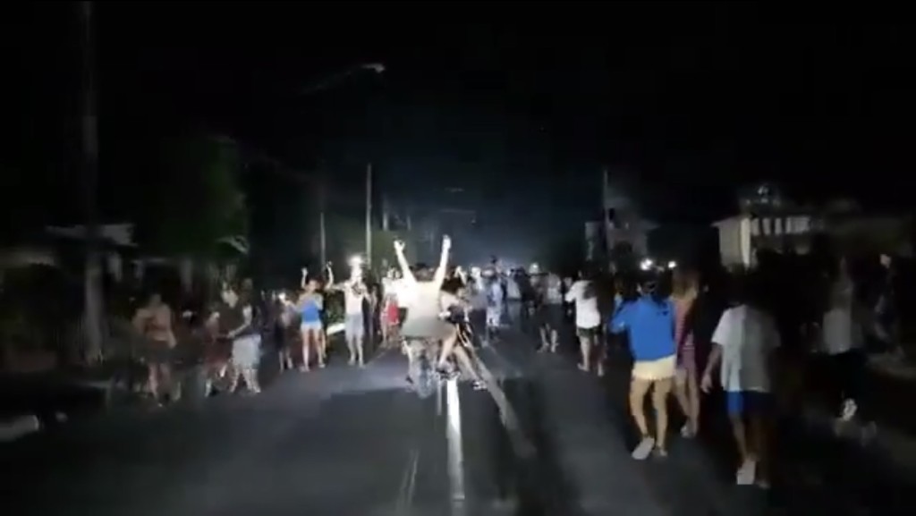 古巴各地持續停電,民眾摸黑上街叫囂或敲盆抗議。 X@sgtnewsnetwork 古巴各地持續停電,民眾摸黑上街叫囂或敲盆抗議。 X@sgtnewsnetwork