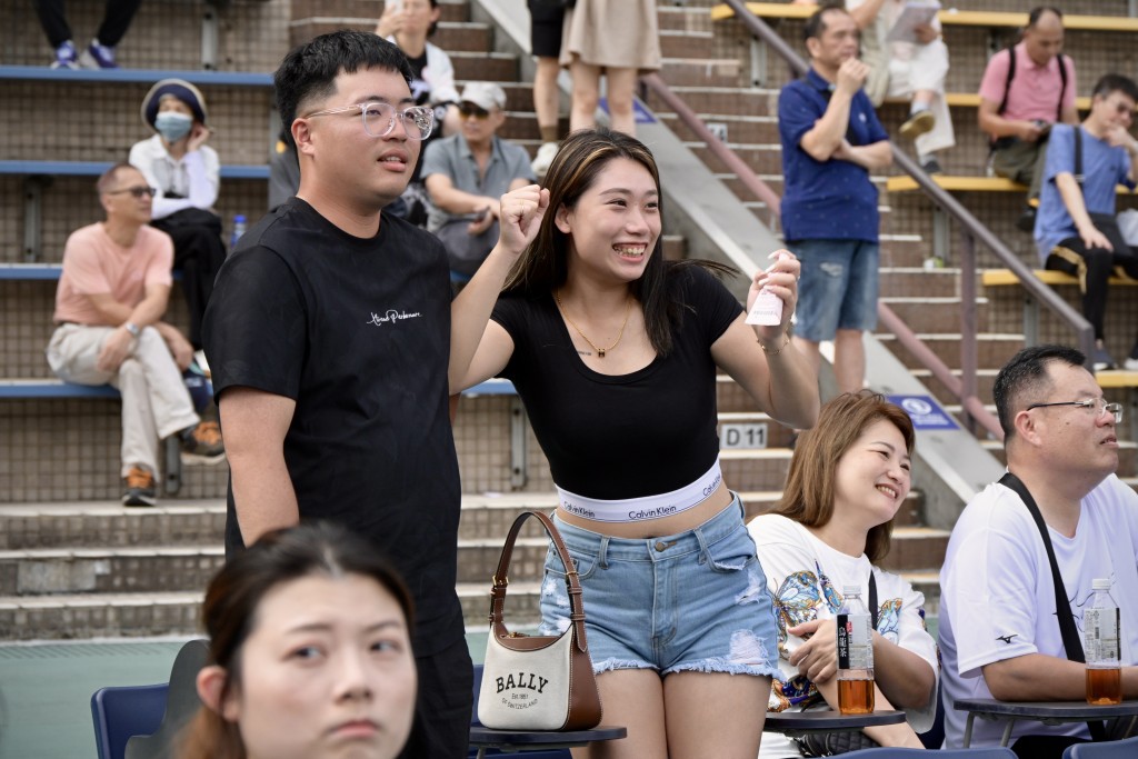 天气一时酷热、一时暴雨，惟无阻一众马迷兴致勃勃前往观赛。苏正谦摄