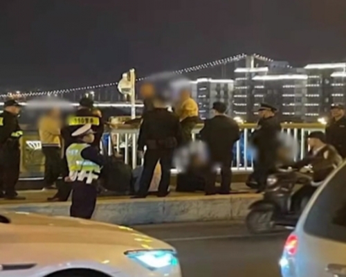 7名殘疾老人欲結伴跳江，起因是非法營運三輪車被扣起。(網圖)