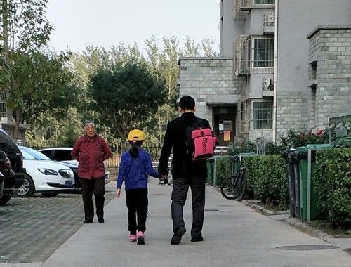 父親把小雨送回校後，路上就突然出了意外。