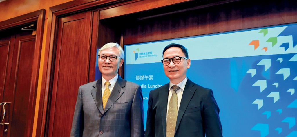 張雲正(右)說，在新內地訪客定義下，將方便常居海外內地人購買香港保單。