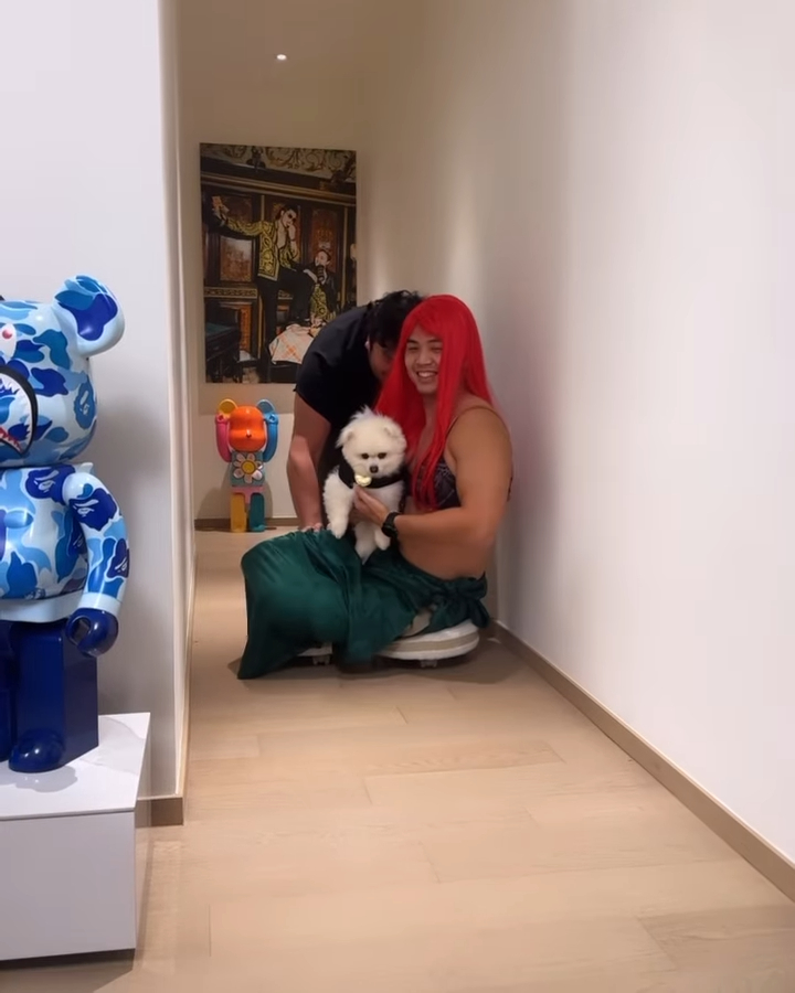 還要抱着愛犬拍片。