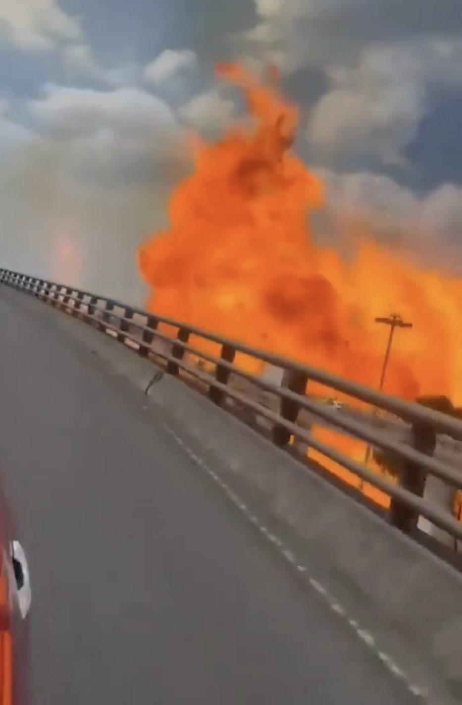 墨西哥氣罐車翻側爆炸，車輛駛過猶如親臨災難片現場。 X@AikNewsPK