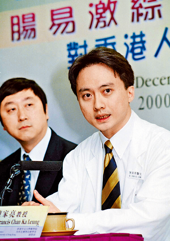 陳家亮與恩師沈祖堯教授。