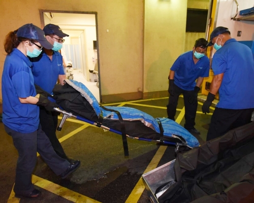 仵工將遺體移送至殮房。