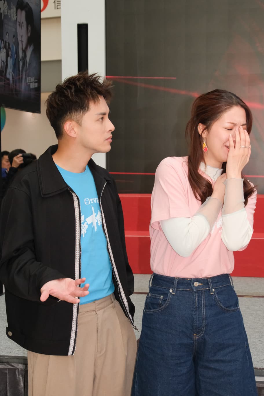 何廣沛吓吓窒住陳曉華,令她掩面失笑。 何廣沛吓吓窒住陳曉華,令她掩面失笑。