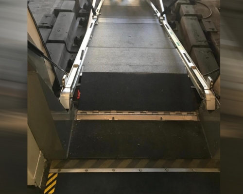 車尾緊急通道被人打開。港鐵提供圖片