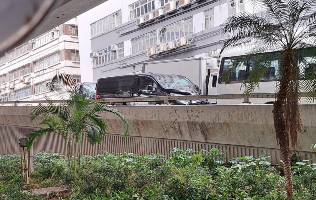 其中一部客货车车头损毁。fb： 车cam L（香港群组）