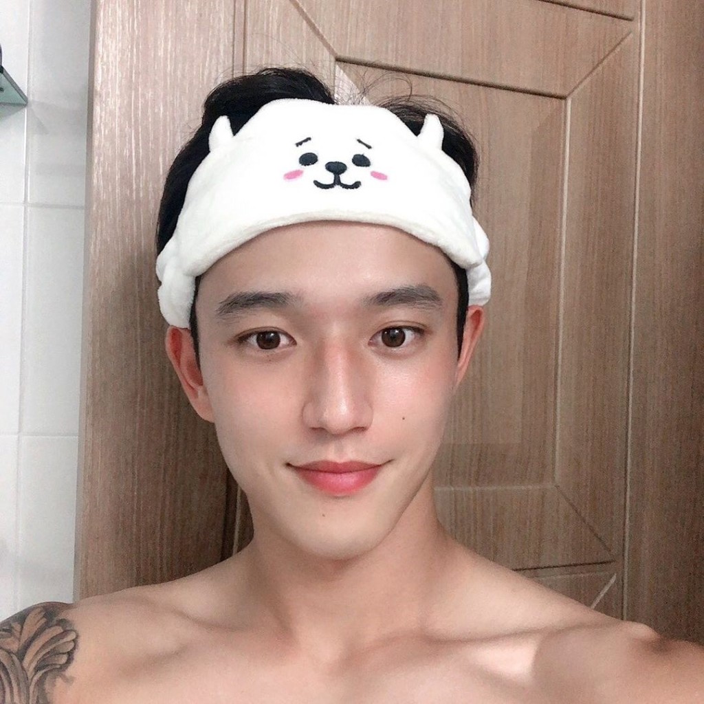 鄭勝元戴BTS成員Jin設計嘅卡通髮箍好可愛。