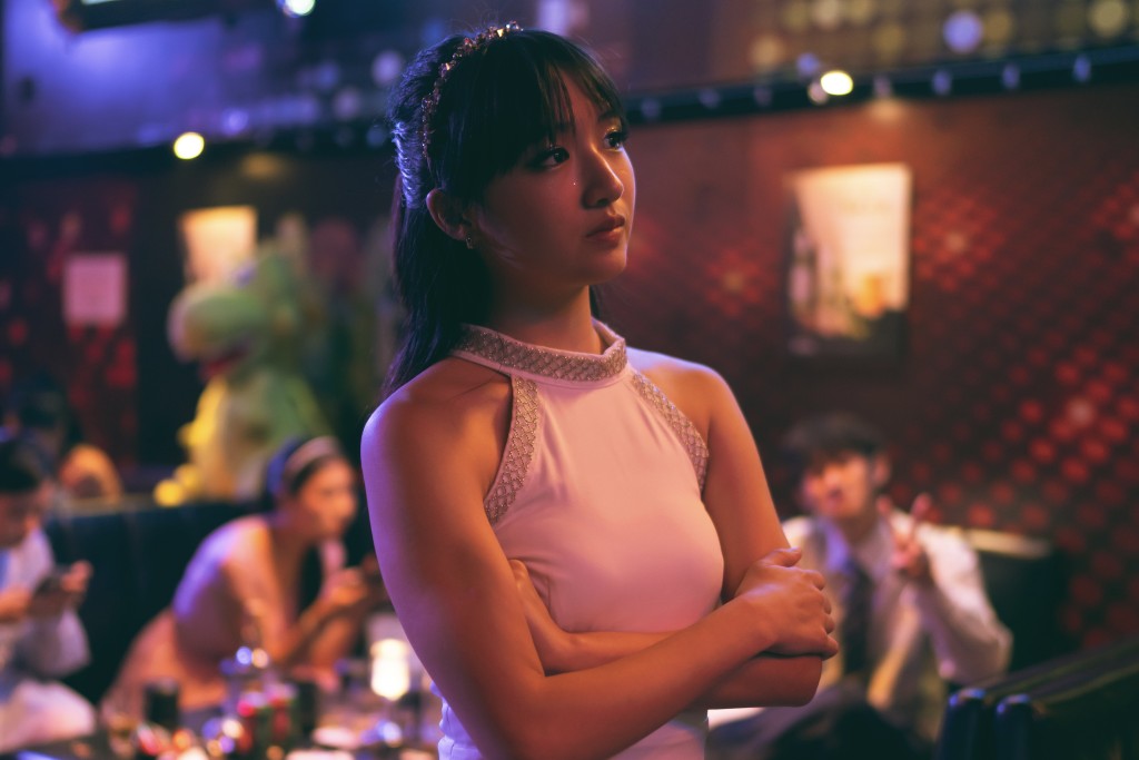 Natalie拍攝《女孩不平凡》憶試鏡點滴，「這場戲我試鏡時，是首次見導演和監製、製片等人，我要扮喝醉，唱K時要完全放開，不顧儀態，十分困難！」