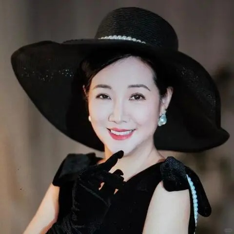 劉玉婷婚後移居紐約並育有一子。