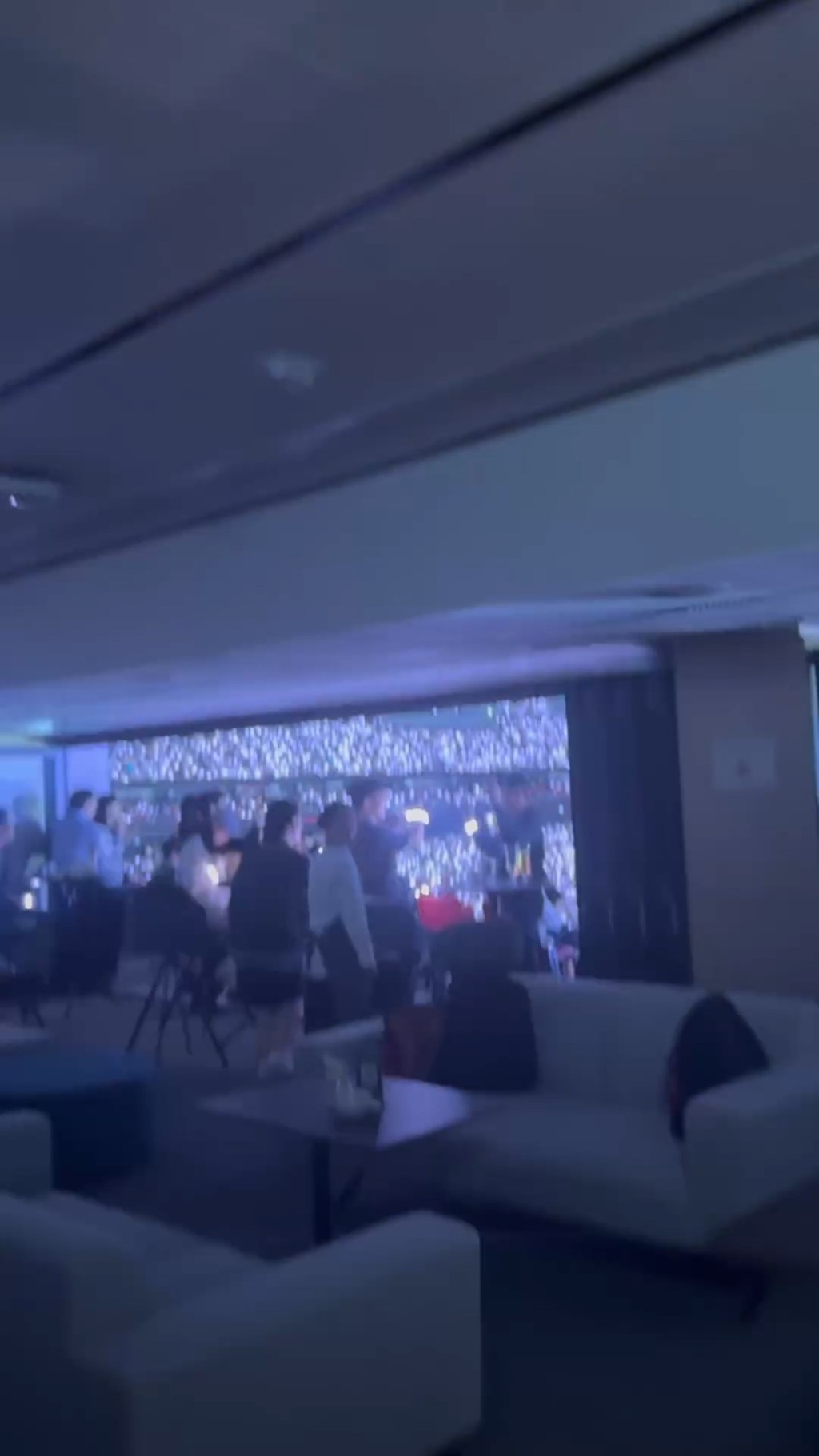 片中可見,VIP包廂的視野很好,房內的觀眾可以一邊喝酒一邊欣賞演唱會,氣氛非常好。 片中可見,VIP包廂的視野很好,房內的觀眾可以一邊喝酒一邊欣賞演唱會,氣氛非常好。