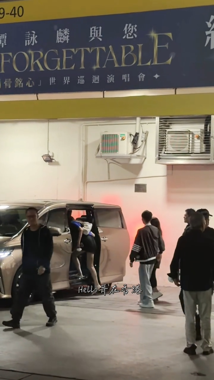 何猷亨的女伴先上車。(小紅書@Hello哥在香港) 何猷亨的女伴先上車。(小紅書@Hello哥在香港)