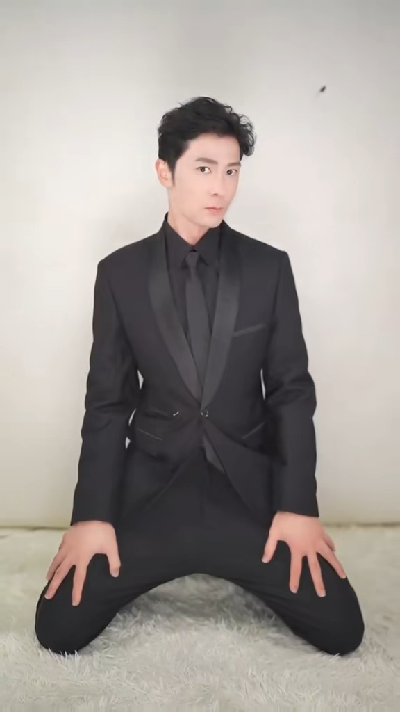 姚亦澧穿西裝跪地。 姚亦澧穿西裝跪地。