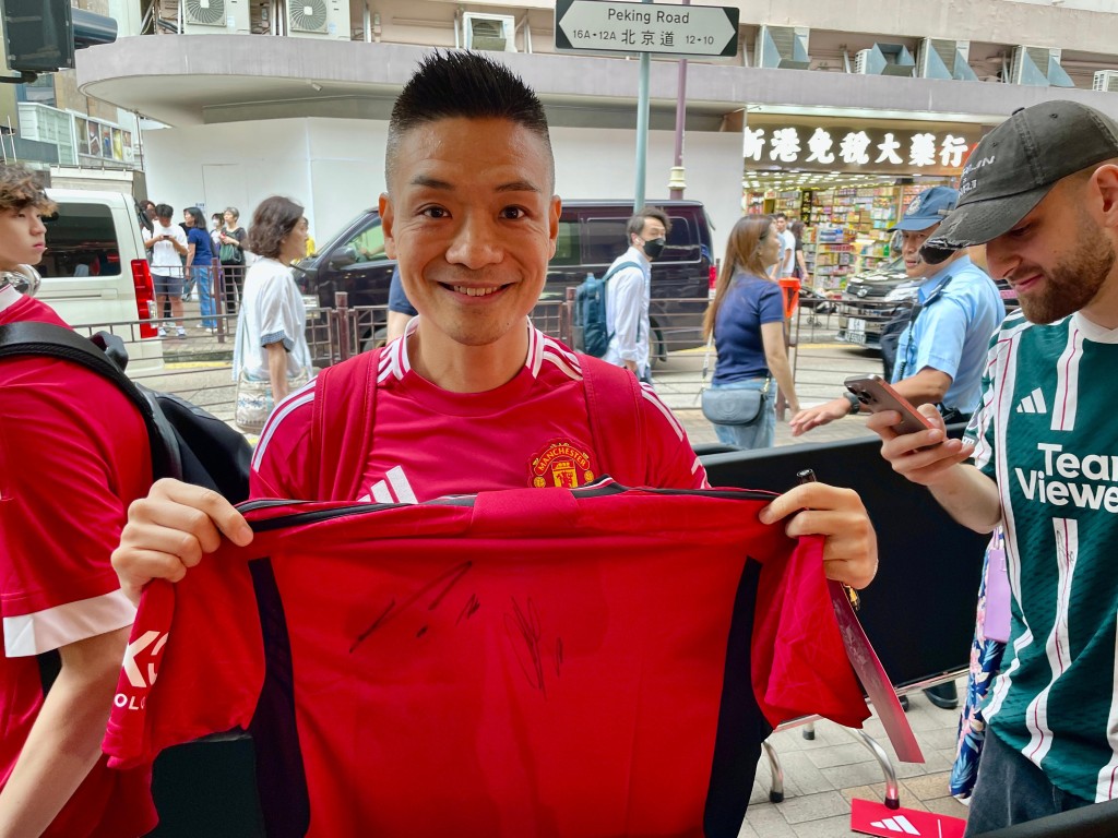 廣州球迷在門外等到最後，終拿到其中2位球星的簽名，他說不枉此行。徐嘉華攝