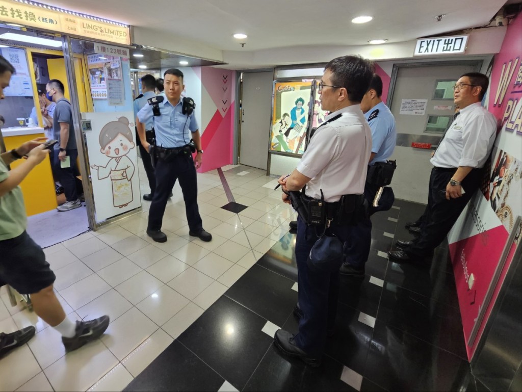 警方到場調查。 警方到場調查。