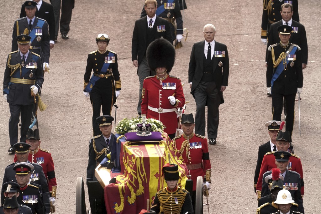 查理斯三世與王室成員一起引領送葬隊伍。AP