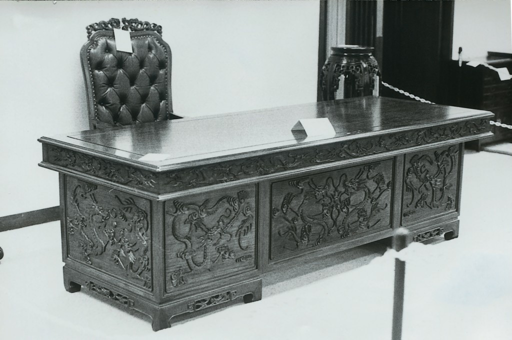 佳宁集团清盘后，公司所有物件被拍卖，包括陈松青的办公桌及大班椅。