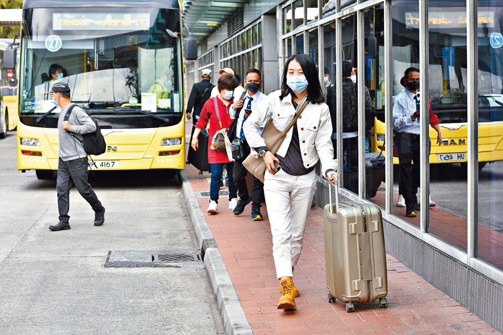 香港與內地通關第二日，經落馬洲出入境有超過4.4萬人。圖為皇崗口岸巴士站情況。 