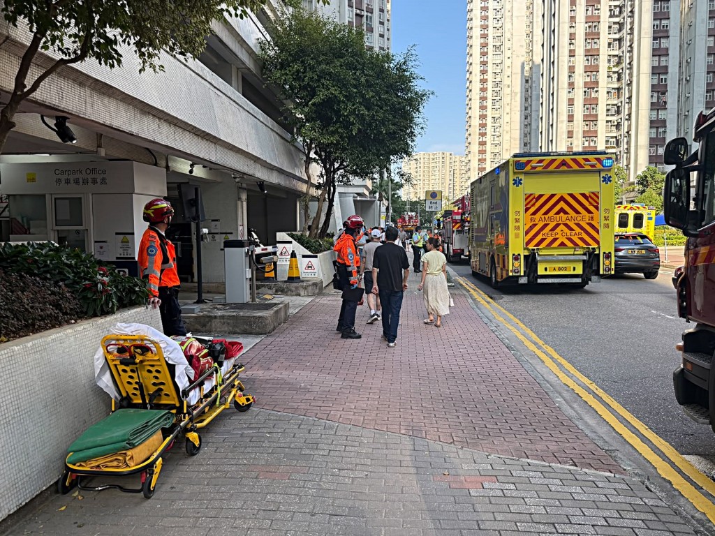 大批救护员在场戒备。 大批救护员在场戒备。