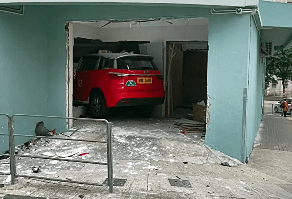 的士撞入校舍內。fb：馬路的事 (即時交通資訊台)