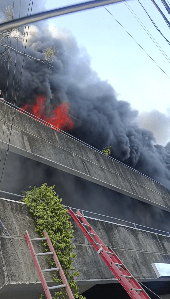 此時火勢已十分猛烈。FB@IvyBaya 此時火勢已十分猛烈。FB@IvyBaya