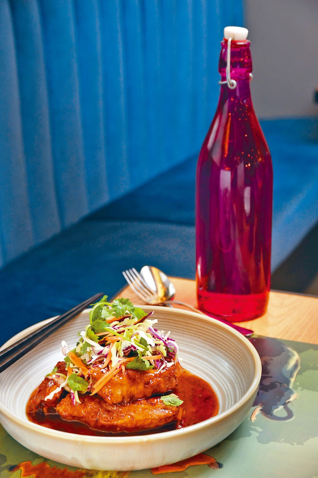 羅望子醬慢煮豬肋骨，經過低溫慢煮的豬肋骨，肉嫩鬆軟，加上酸香的羅望子醬，不覺膩口。